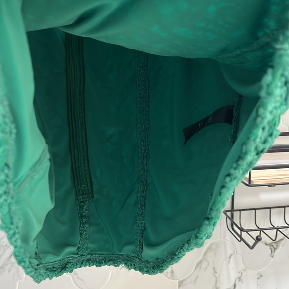 SOLD TO CAVELLE 11/7/25 WHBM NWT Lace Shell 💚 - Picture 9 of 14